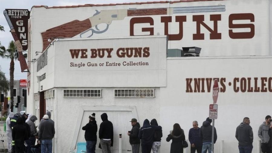 Donos e funcionários de lojas de armas dizem que houve um salto nas vendas, com longas filas nas calçadas - Reuters