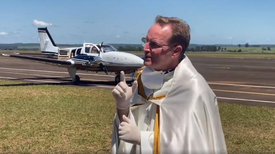 Padre Emerson Rogério Anizi usou um avião para espalhar água benta como proteção ao novo coronavírus - Reprodução/Facebook