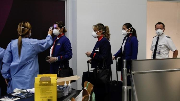 Medida de controle ao coronavírus no desembarque do aeroporto internacional do Galeão, no Rio de Janeiro - RICARDO MORAES
