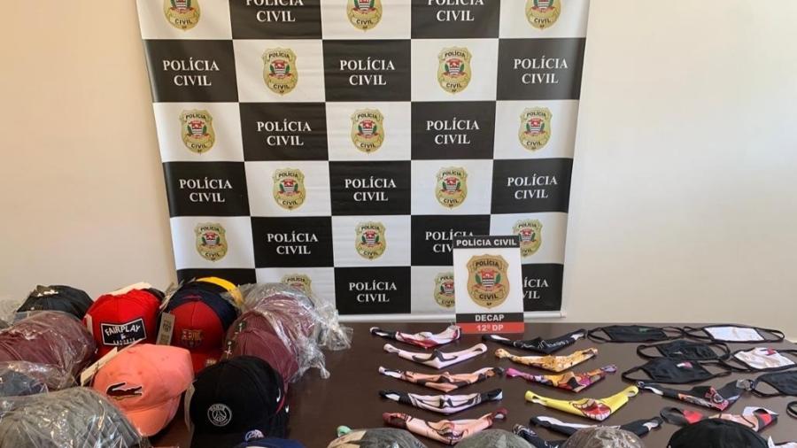 Polícia Civil apreende mais de 10 toneladas de máscaras de proteção, camisetas e bonés falsificados - Divulgação / Polícia Civil 