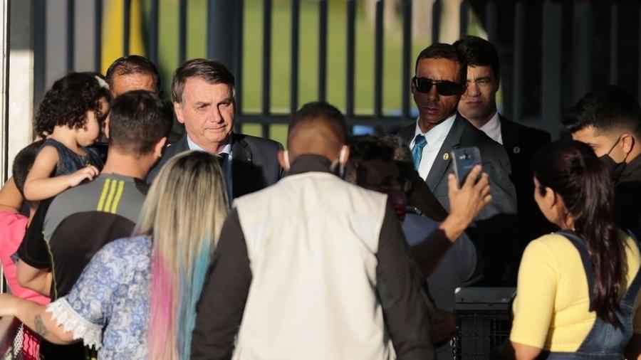 Desde o início da pandemia, presidente Jair Bolsonaro tem criticado medidas de isolamento social e interagido com apoiadores sem máscara, ignorando recomendações da Organização Mundial de Saúde - Marcello Casal Jr/Agência Brasil