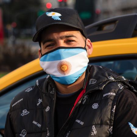 Taxista usa máscara com a bandeira da Argentina em Buenos Aires durante pandemia do coronavírus - Ricardo Ceppi/Getty Images
