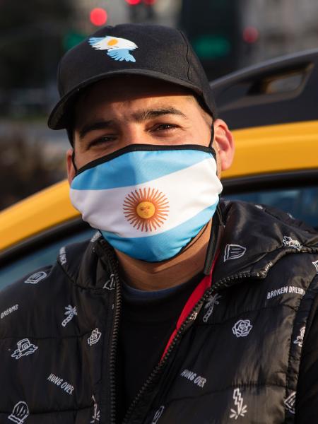 Taxista usa máscara com a bandeira da Argentina em Buenos Aires durante pandemia do coronavírus - Ricardo Ceppi/Getty Images