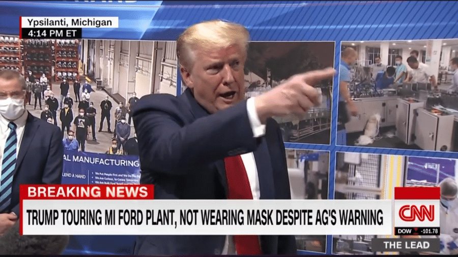 21.mai.2020 - Sem máscara, o presidente dos Estados Unidos, Donald Trump, visita fábrica da Ford em Ypsilanti, Michigan - Reprodução/CNN