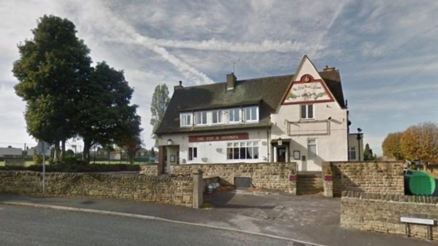 O pub Fox and Hounds em Batley, West Yorkshire, disse que um cliente ligou para dizer que havia recebido um resultado positivo para covid-19 - Google