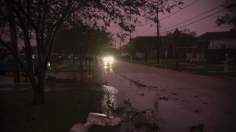 28.out.2020 -  Lixo é visto nas nas ruas durante passagem do furacão Zeta em Arabi, Louisiana, nos Estados Unidos - Sandy Huffaker/Getty Images/AFP