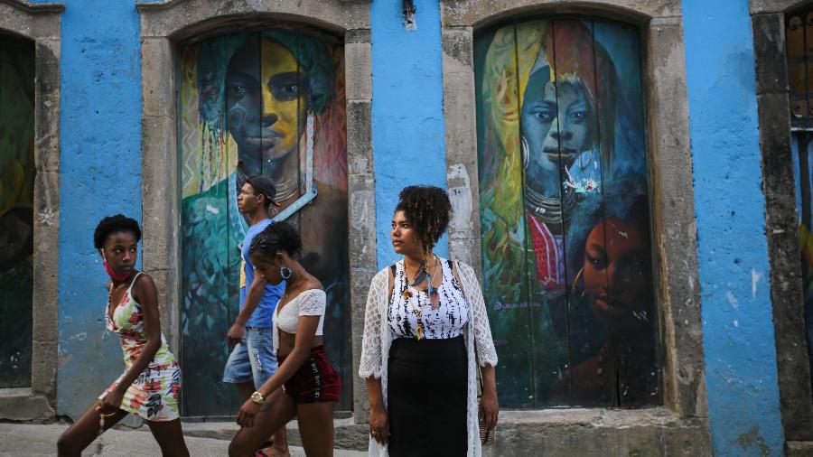 Retrato da pataxó Rutian do Rosário Santos no centro histórico de Salvador - Raul Spinassé