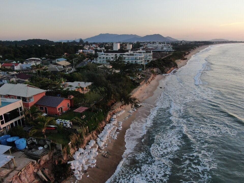 'Desesperado e cheio de calos', diz morador de área 'engolida' pelo mar