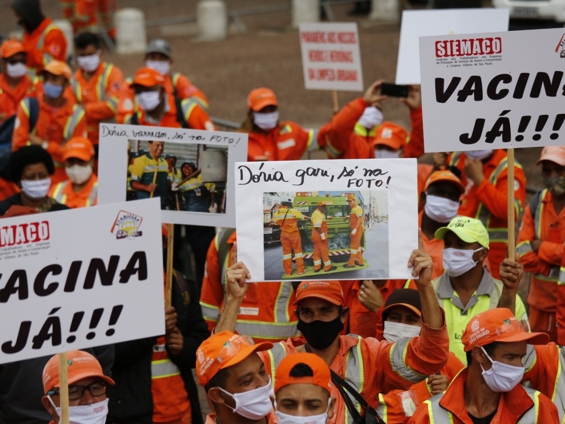 Expostos na rua desde 2020 e não merecemos vacina?, questionam garis