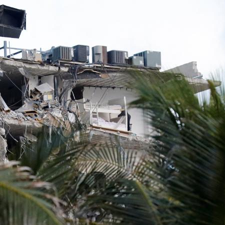 Parte do prédio que desabou no condomínio Champlain Towers South, em Miami - REUTERS/Marco Bello