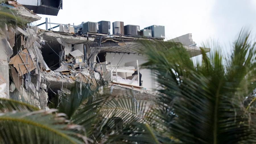 Parte do prédio que desabou no condomínio Champlain Towers South, em Miami - REUTERS/Marco Bello