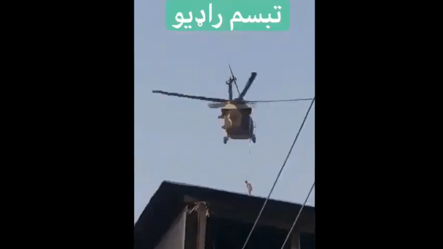 Helicóptero Black Hawk, dos EUA, sobrevoando cidade do Afeganistão - Reprodução/Twitter @TalibTimes