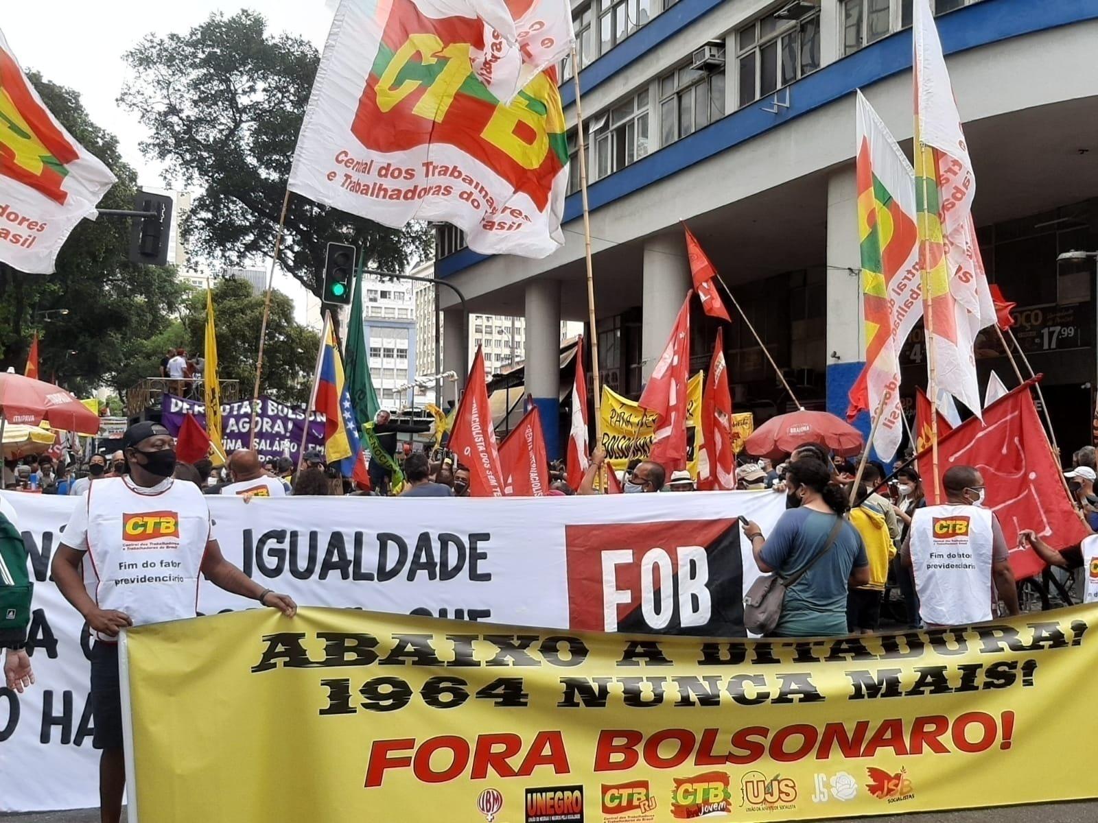 7.set.2021 - No centro do Rio de Janeiro, manifestantes contrários ao presidente Jair Bolsonaro (sem partido) se reúnem na rua Uruguaiana esquina com a Avenida Presidente Vargas, onde acontece o "Grito dos Excluídos". O ato acontece a pouco mais de dez quilômetros de Copacabana, onde acontece o protesto de apoio ao presidente - Marcela Lemos/UOL