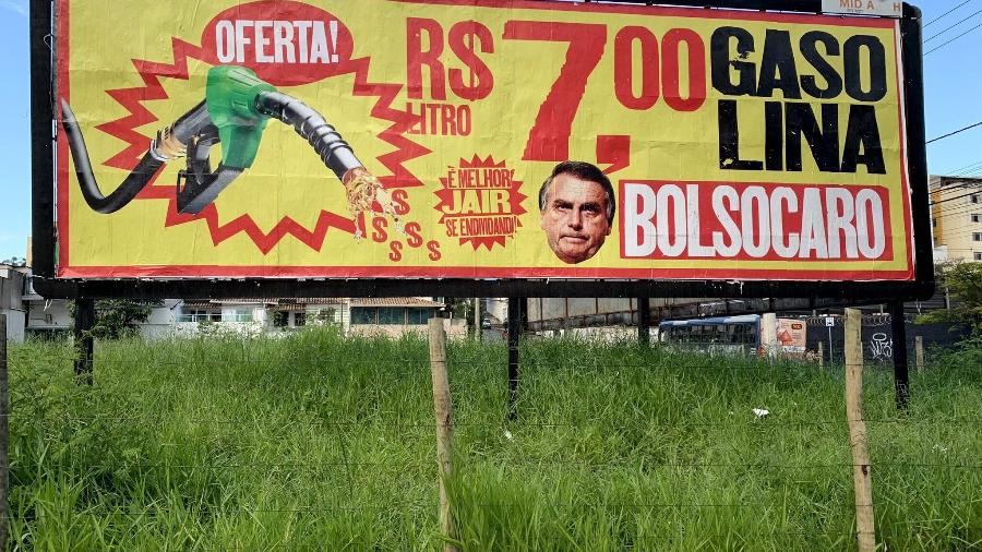 Outdoor criticando o presidente Jair Bolsonaro e o preço da gasolina é instalado em Belo Horizonte - Reprodução/Twitter/forabolsonarobh