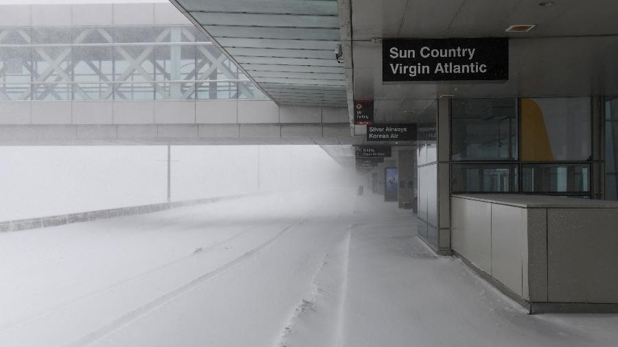 Aeroporto de Boston, nos Estados Unidos, ficou vazio ao ser atingido por tempestade de neve - REUTERS/Nicholas Pfosi
