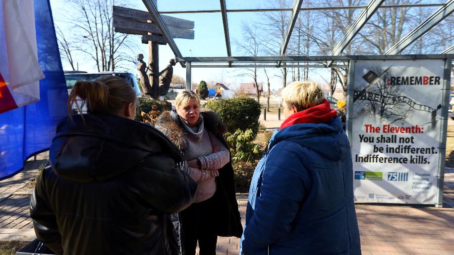 Refugiados da Ucrânia conversam em centro para juventude em Oswiecim, na Polônia - Fabrizio Bensch/Reuters