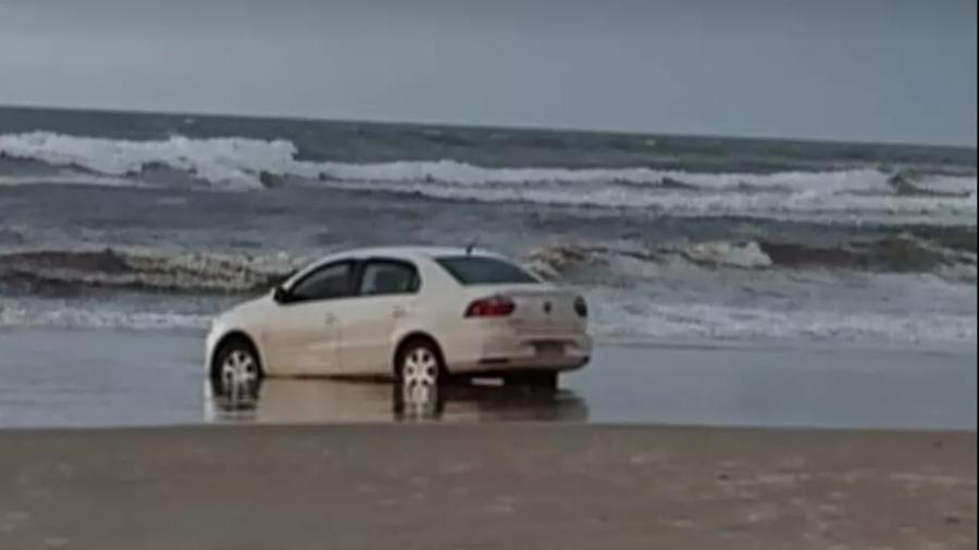 Corpo de idosa foi encontrado em carro parado em faixa de praia na cidade de Torres - RBS TV/Divulgação