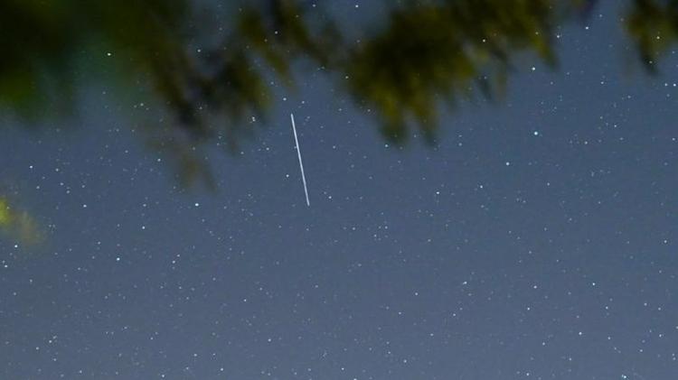 Satélites Starlink geralmente aparecem em fotografias como raios de luz - Getty Images - Getty Images