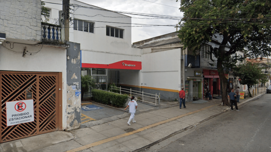 Suspeitos permaneceram pelo menos três horas dentro de agência, na Vila Medeiros, zona norte de São Paulo  - Reprodução/Google Street View 