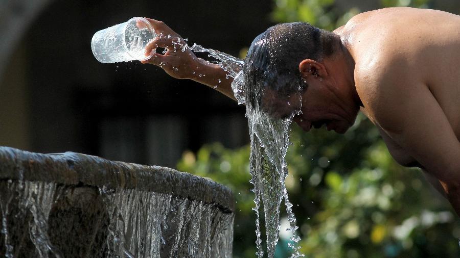 Homem se refresca em fonte de água em Guadalajara, no México; onda de calor deve se manter