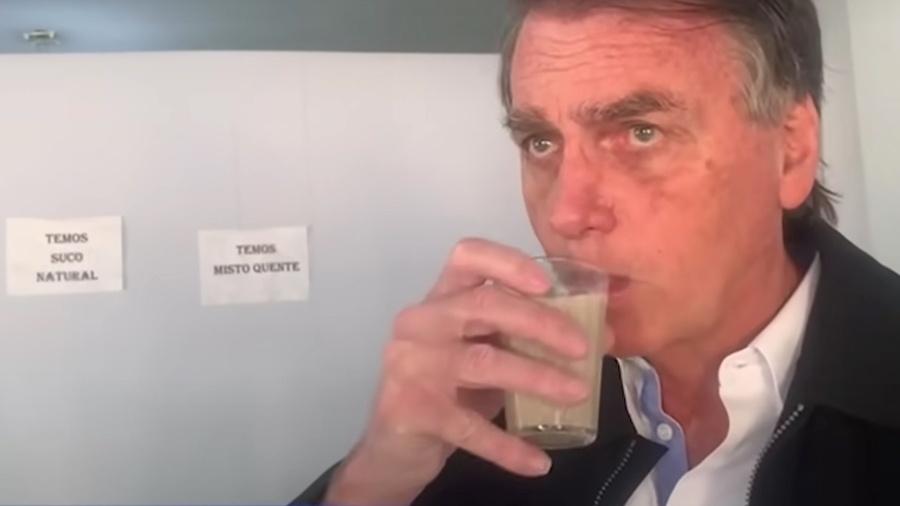 Bolsonaro toma café em padoca simples em Goiás enquanto fala sobre joias