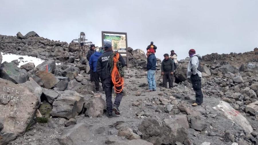 Equipes de resgate procuram os corpos dos alpinistas mexicanos que morreram enquanto escalavam o Pico de Orizaba