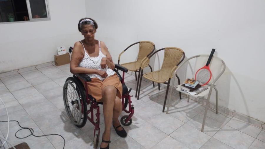 Elci Fernandes de Oliveira, 60, diz que desistiu de ter móveis por causa das chuvas no RJ: "Agora só tem cadeira na minha casa"