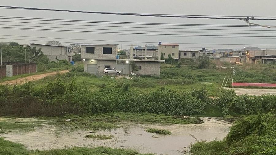 Tudo vazio em Recreio, Durán, no Equador, onde nas ruas ninguém sai por medo e só tem motos de traficantes fazendo ronda - Felipe Pereira/UOL