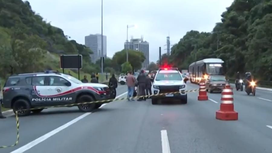 Perícia foi acionada e faixas da Marginal Pinheiros ficaram bloqueadas no começo da manhã