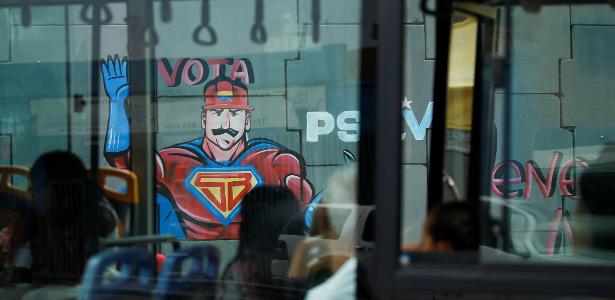 Mural com imagem do super-herói "Super Bigote" inspirado em Nicolás Maduro, em Caracas