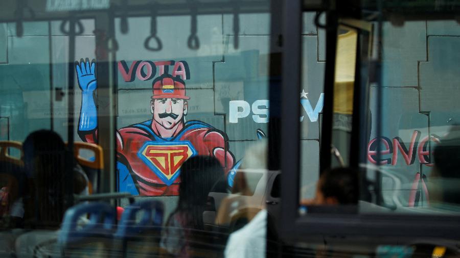 Mural com imagem do super-herói "Super Bigote" inspirado no presidente da Venezuela, Nicolás Maduro, nas ruas de Caracas
