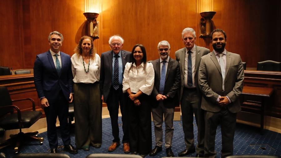 1º.mai.2024 - Parlamentares brasileiros visitam o senador norte-americano Bernie Sanders (3º da esq. p/ dir.)