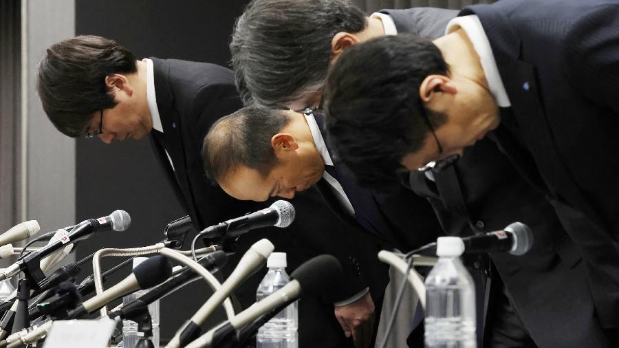 Presidente da Kobayashi Pharmaceutical, Akihiro Kobayashi, e outros representantes da empresa durante uma coletiva de imprensa em Osaka