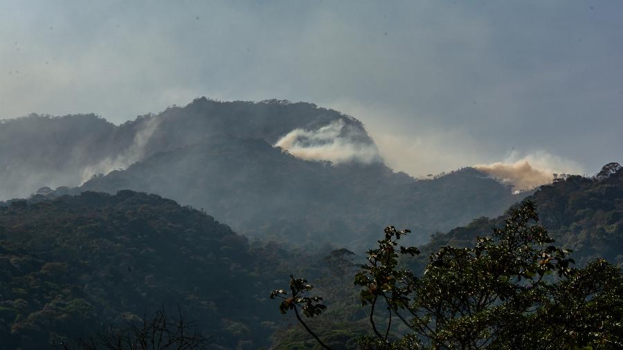 Queimada neste sábado (14) na área do Parque Nacional da Serra dos Órgaos, nos bairros Caxambu e Morin, em Petrópolis (RJ)