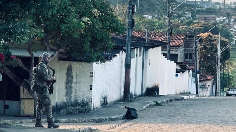 Policial federal em operação no bairro São José, em João Pessoa, área de influência da facção Nova Okaida, no dia 19