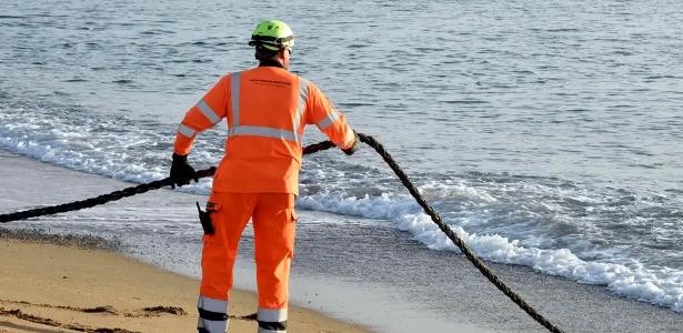 Sabotagem e guerra: como navios ameaçam cabos que conectam o mundo à internet