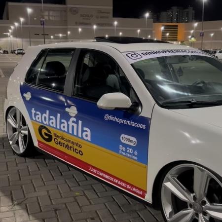 Carro plotado com marca do remédio Carro plotado com marca do remédio