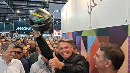 Bolsonaro mostra marca de capacete que lançou em evento em São Paulo Bolsonaro mostra marca de capacete que lançou em evento em São Paulo