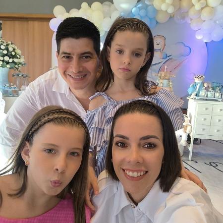 Geovana, Daniel e as filhas Manuela e Alice (à direita) Geovana, Daniel e as filhas Manuela e Alice (à direita)