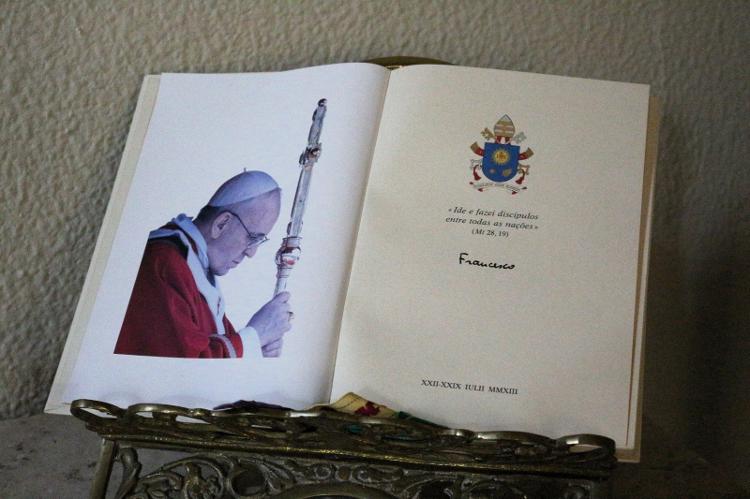 Missal usado por Francisco durante a sua vinda ao Brasil para Jornada Mundial da Juventude, ocorrida em julho de 2013, no Rio de Janeiro Missal usado por Francisco durante a sua vinda ao Brasil para Jornada Mundial da Juventude, ocorrida em julho de 2013, no Rio de Janeiro