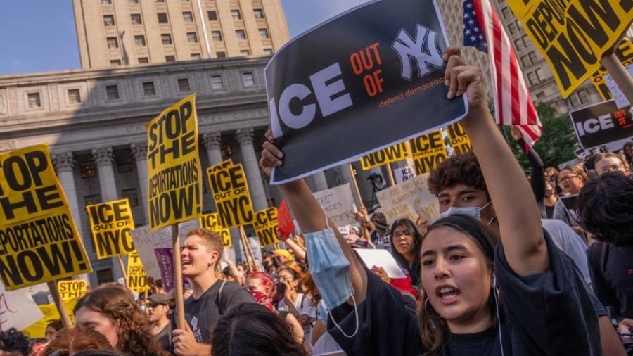 10.jun.2025 - Manifestantes protestam contra deportações e a atuação do ICE (Serviço de Imigração e Alfândega) na cidade de Nova York - Adam Gray / GETTY IMAGES NORTH AMERICA / Getty Images via AFP