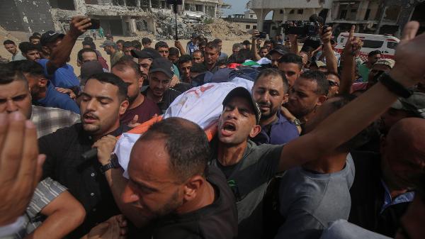 Palestinos participam do funeral de jornalistas mortos por um ataque aéreo israelense na Cidade de Gaza