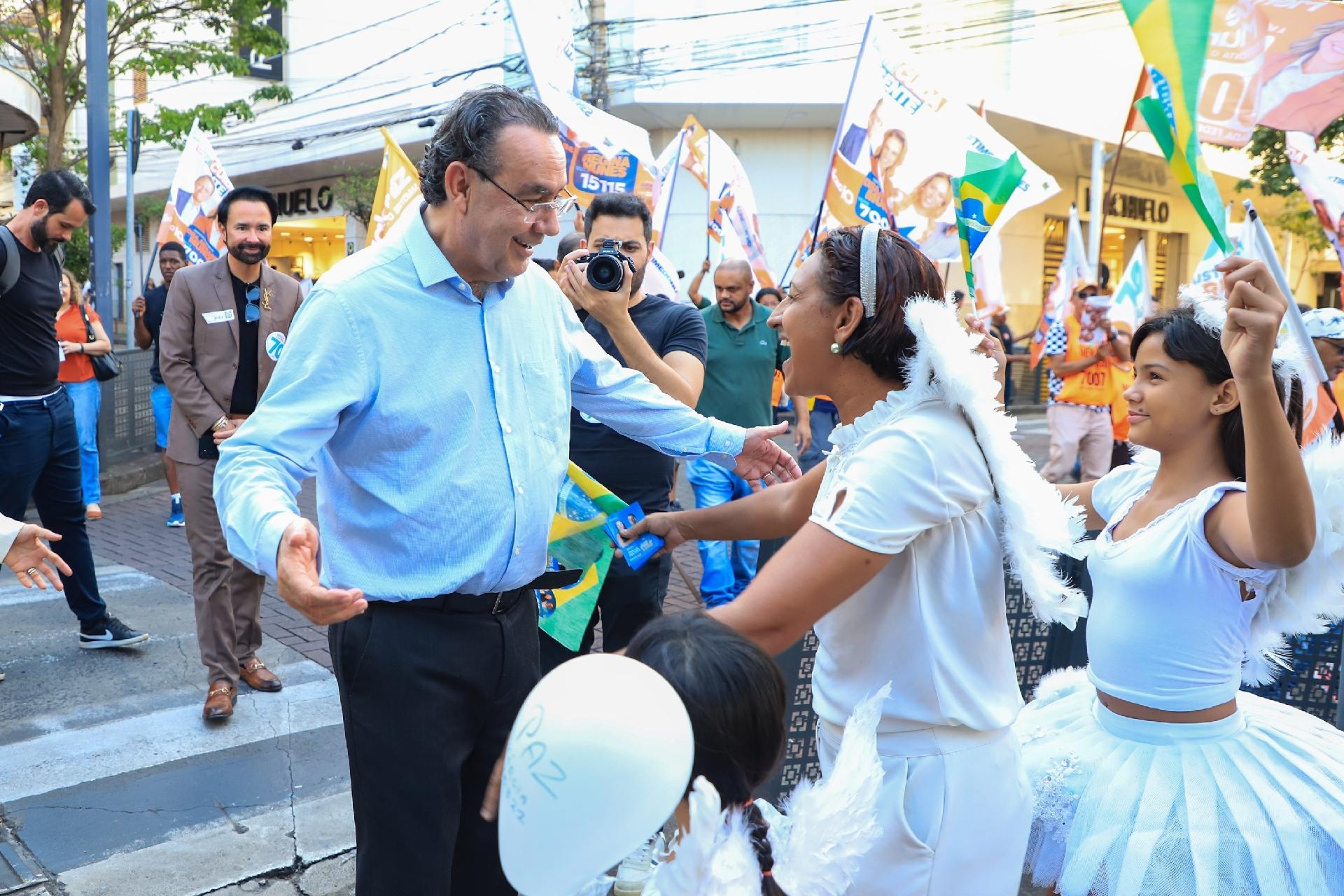 O candidato à Presidência Augusto Cury em caminhada com apoiadores na cidade de José do Rio Preto (SP) - undefined
