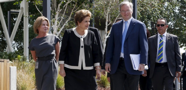 1º.jul.2015 - A presidente do Brasil, Dilma Rousseff (centro), é recebida por Eric Schmit, presidente do Google, na sede da empresa de tecnologia em Mountain View, na Califórnia - Beck Diefenbach/Reuters