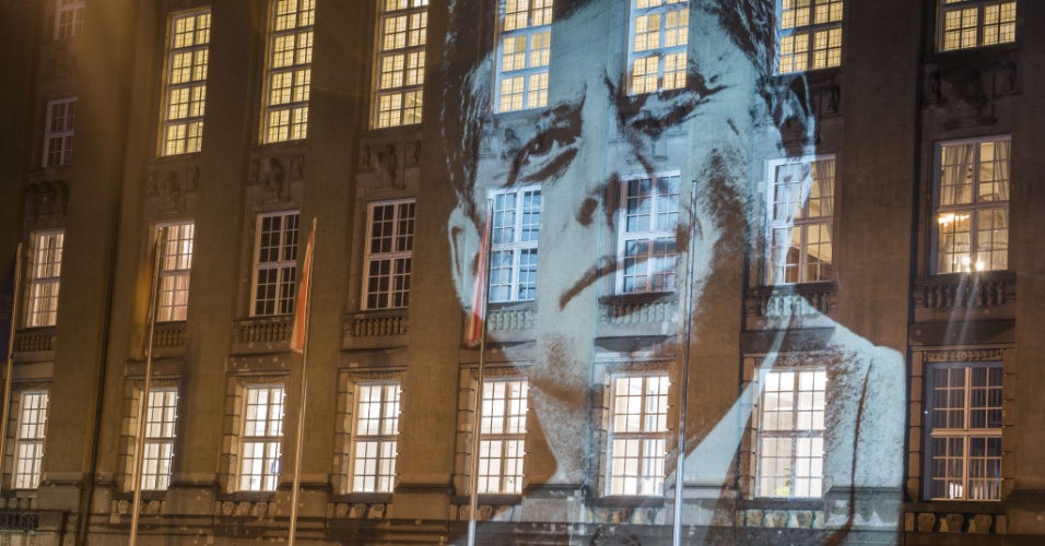 15.out.2015 - Foto do presidente norte-americano John F. Kennedy é projetada na fachada da prefeitura de Schoeneberg, na Alemanha. A projeção faz parte do Festival das Luzes de Berlim