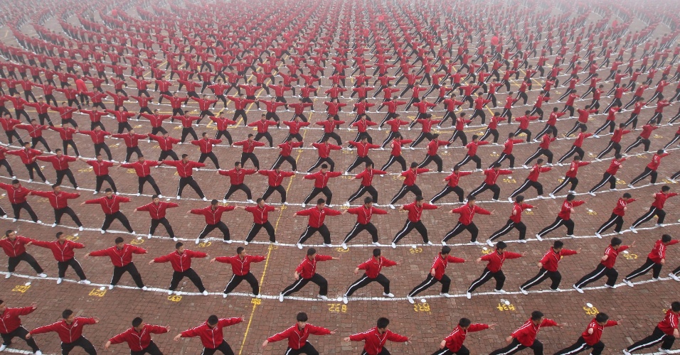 12.nov.2015 - Alunos celebram a  fundação de um time de futebol em uma escola de artes marciais, em Dengfeng, província de Henan, na China