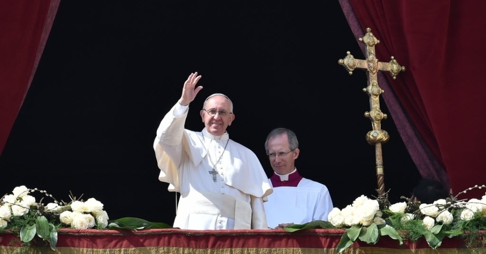 27.mar.2016 - Papa Francisco cumprimenta a multidão depois da missa do Domingo de Páscoa na Basílica de São Pedro, no Vaticano