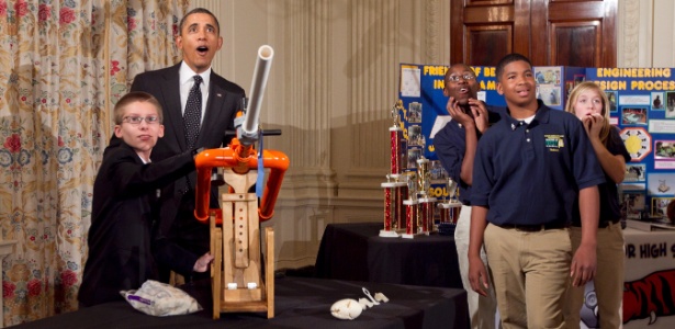 7.fev.2012 - Obama observa o estudante Joey Hudy, 14, lançar um "projétil" de seu canhão de marshmallow durante feira de ciências na sala de jantar da Casa Branca - Stephen Crowley/The New York Times