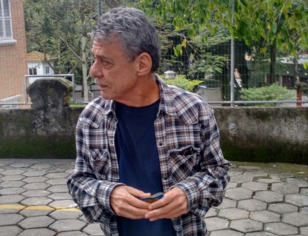 O cantor e compositor Chico Buarque vota em colégio da Gávea, na zona sul do Rio