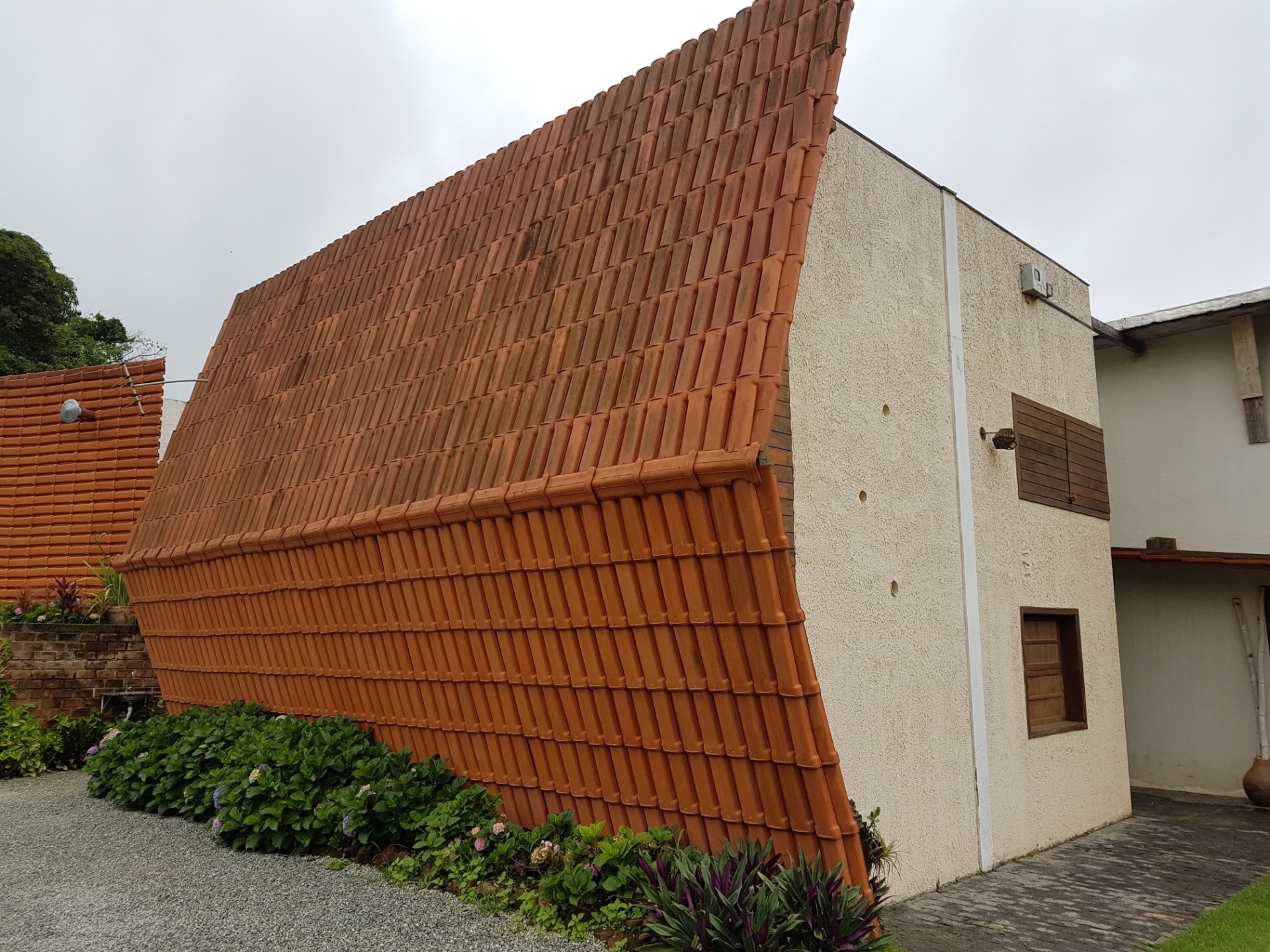 Fotos: Casa 'invertida' é atração em Minas Gerais - 31/12/2016 - UOL ...